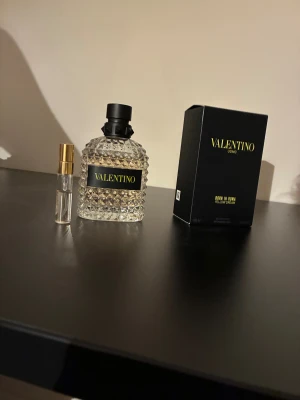 Valentino Uomo Born in Roma parfym - Valentino Uomo Born in Roma Yellow Dream sampel 5ml, Perfekt för dig som vill ha sommar och vinter i en och samma parfym. Väldigt bra för dig som vill ha en varm notig parfym som även doftar vanilj men även en stark doft av tropiska frukter.D å är denna sampeln en bra konsumtion för dig