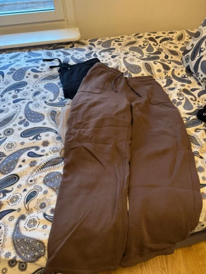 Tre mjukisbyxor i olika färger - Säljer tre mjukisbyxor från Lager 157  med snörning i midjan och breda ben. Färgerna är svart, beige och brun. Alla har stora fickor framtill och är gjorda i mjukt bomullsmaterial. Perfekta för chill dagar hemma eller när du vill vara extra bekväm.