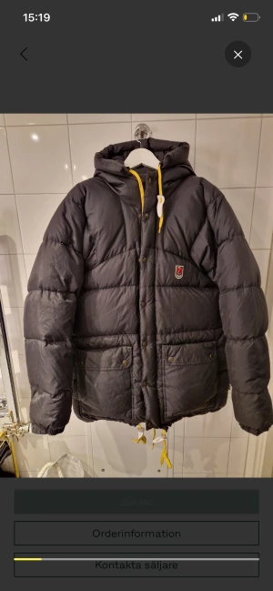 Fjällräven Expedition  - Svart Fjällräven expedition. Storlek S män men passar ju såklart även kvinnor. Säljes då den inte kommer tlll användning längre. Perfekt jacka för vintern. Enda defekten är en liten lagning på armen men den är bra gjord och syns knappt. Skriv gärna vid frågor 🥰🤝