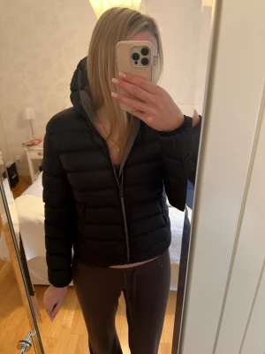 Svart Colmar dunjacka med huva - Snygg svart dunjacka från Colmar i mycket gott skick! Den är endast använd under fåtal tillfällen och har därför inga defekter💞💞Jackan är super snygg och är perfekt för kallare dagar! Passar storlek S/M!