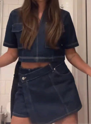 Mörkblå croppad jeansskjorta och shorts  från Zara -  croppad skjorta tillhörande shortskjol  i mörkblå denim från Zara. Nyskick