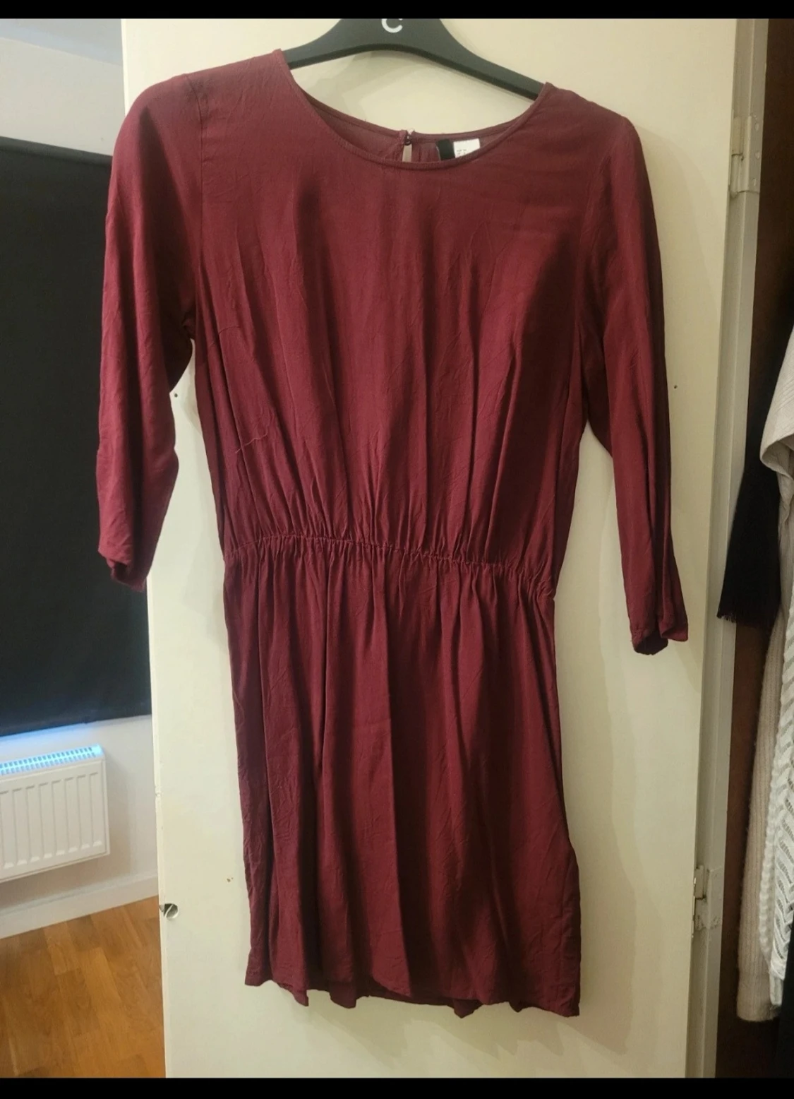 Vinröd klänning
