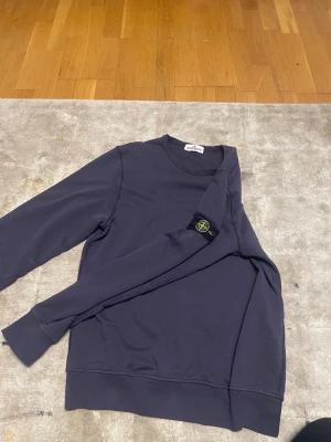 Mörkblå Stone Island Junior sweatshirt - Helt oanvänd passar folk som är runt 170-175 cm lång 