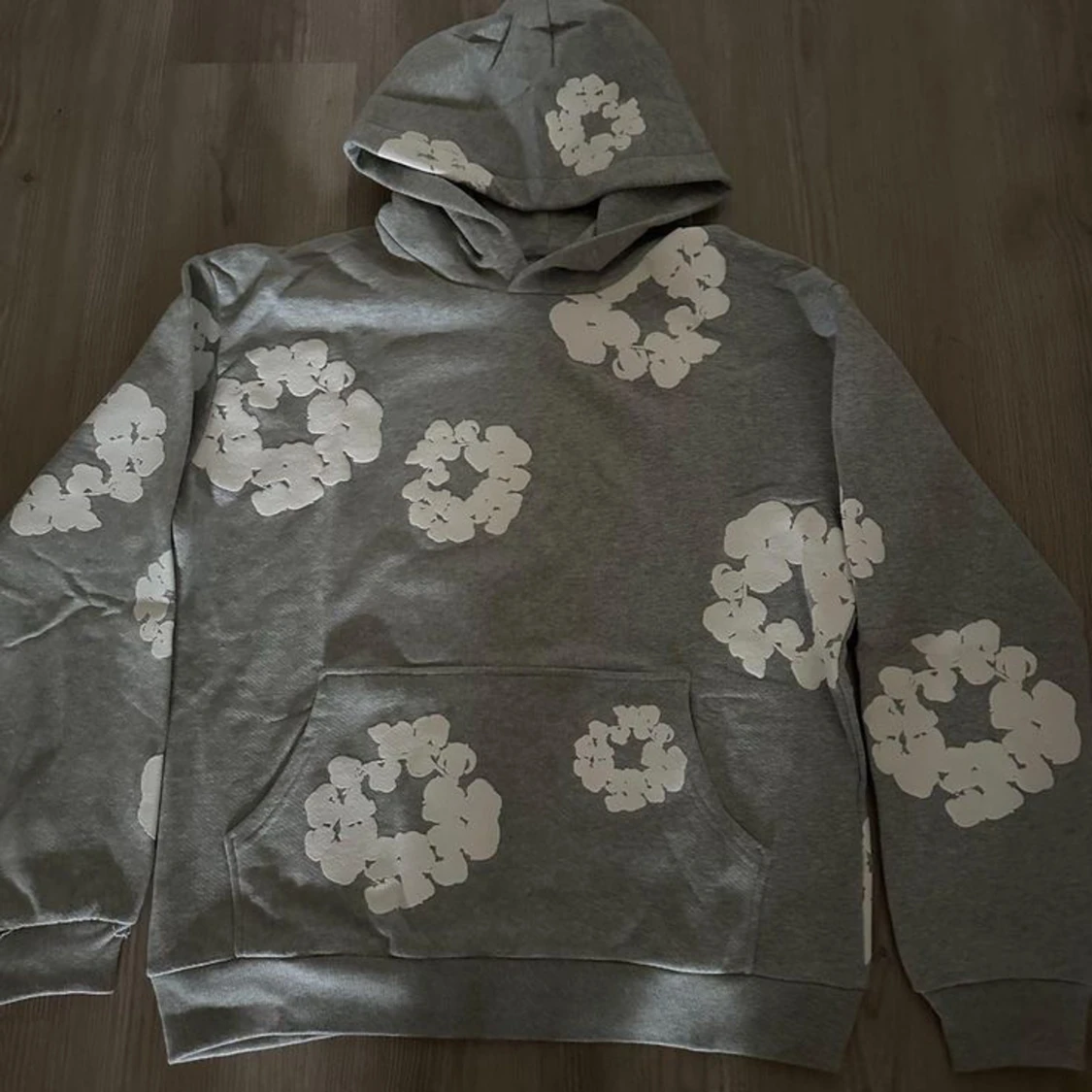 Grå hoodie med vita blommor från Denim Tears - 1