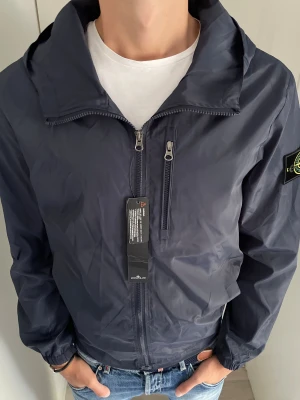 Stone island windbreaker  - Sprillans ny stone island windbreaker! Nyskick S/M! Vid minsta fundering kontakta mig✔️