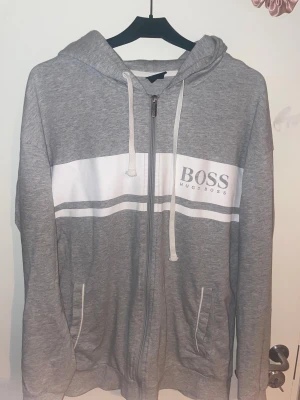 Hugo Boss Zip Hoodie - Ljusgrå Hugo boss zip i nyskick helt felfri säljer pga för liten nypris 2200kr pris kan diskuteras vid snabb affär