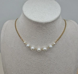 Stilfullt halsband  - Material-rostfritt stål. Liknande Maria Nilsdotters smycke✏️Beteckningen för rostfritt stål – 201 – en lägre klass, kan reagera snabbare med vatten, parfymer och oxidera.