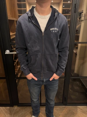 Woolwich zip-up hoodie  - Mörkblå zip-hoodie från Woolrich med broderad logga och text '1830' på bröstet. Klassisk stil och riktigt skön både i passform och material!Riktigt bra skick och inga hittade defekter! Storlek: S Pris: 1399kr 