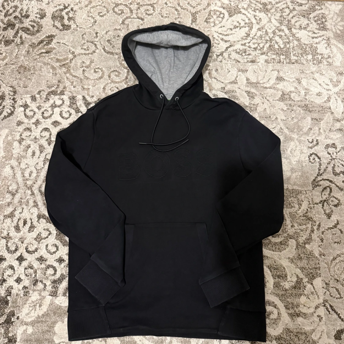 Svart hoodie från BOSS med broderad logga