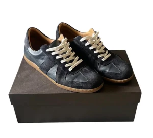 Gats från SkoLyx - Säljer dessa tvärsköna gats från skolyx. Haft dessa sen somras och är ute efter ett nytt par. Kamma upp mochan på dessa så blir de lika feta som de va när jag köpte dem. Dustbag, Låda och 4 snören ingår!  Storleken är 42. Tveka inte på att höra av er vid pris förslag. 👑 