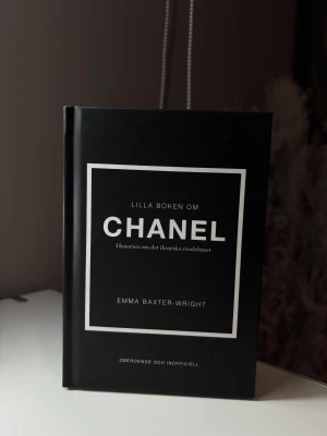 Dekorations bok - Säljer en dekorations bok Chanel, helt ny säljes då jag råkade köpa två likadana. Köpt på gekås