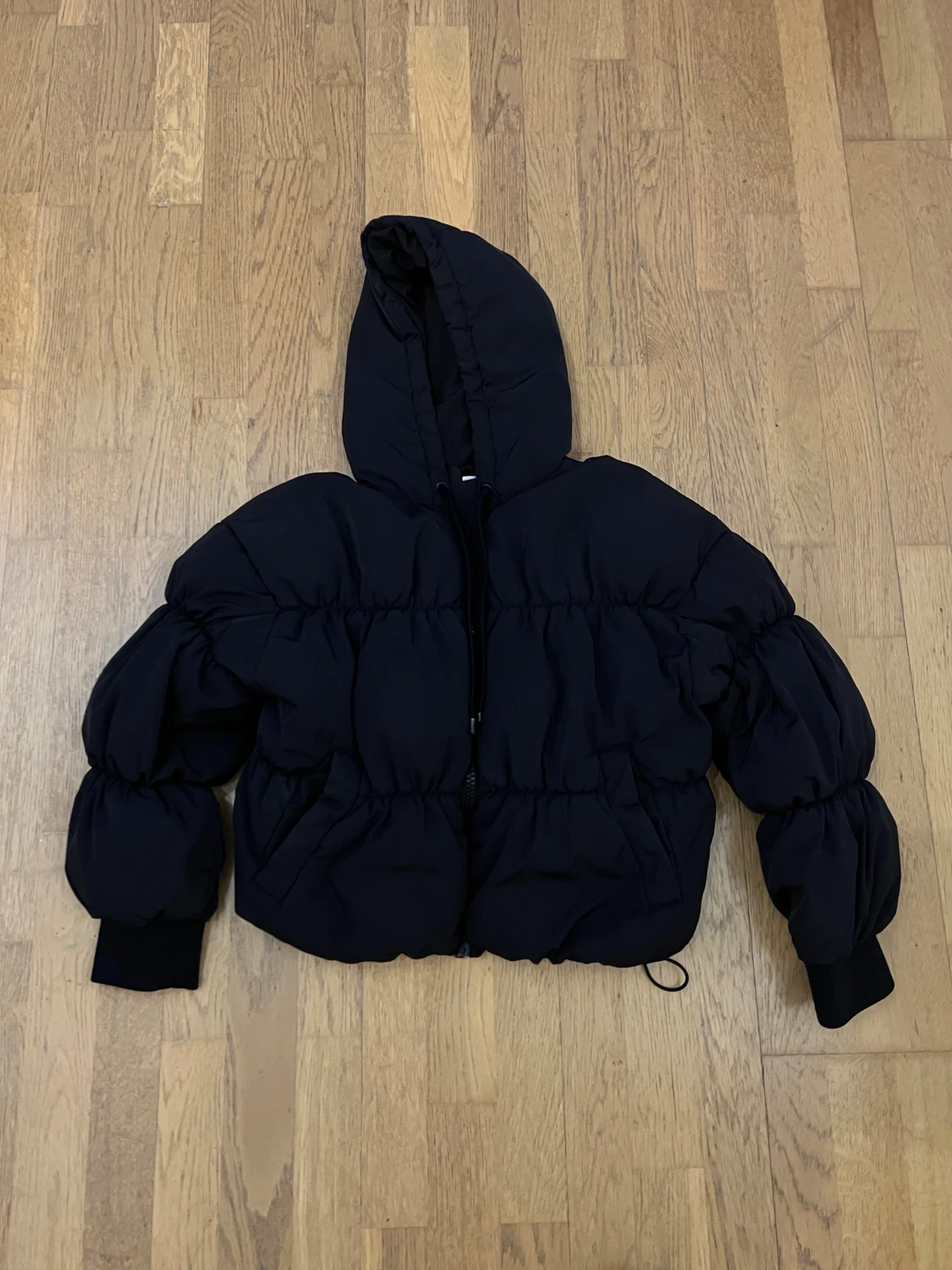 Svart pufferjacka från Divided