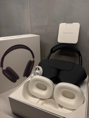 AlRPODS Max - Hej! Säljer dessa par som är bara använda ett fåtal gånger. Dem är i helt nytt skick, inga repor eller skador och ljudet funkar exakt som det ska. Färgen på dem är marinblå👌🏽 Om ni har några frågor, tveka inte att fråga:) FRAKT SAMMA DAG!!