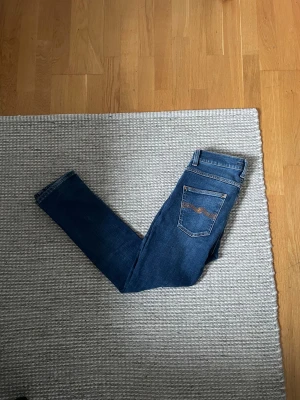 Nudie jeans - Ett par riktigt snygga nudie jeans i storleken 28:30. Det är modellen Grim Tim. Kontakta vid minsta fråga💬. Jeansen är i bra skick utan hål eller defekter.