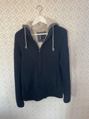  cardigan jacka med teddyfoder - Säljer en riktigt fet cardigan perfekt nu till lite kyligare dagar, väldigt bra skick förutom att det har gått upp vid tråden på vissa ställen, märks inte av och syns ej vid användning om det stör dig är det enkelt att fixa själv eller hos en skräddare storlek M men sitter mer som S 