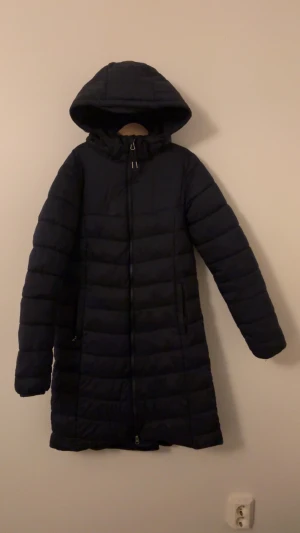 Varm ridjacka - Jag säljer en varm ridkappa. Den är marinblå, o värmer under kallare dagar i stallet. Den har en dragkedja där bak som gör det bekvämt när man sitter i sadeln o liknande. Den har oxå en luva o praktiskta fickor! 🫶🏽priset kan alltid diskuteras🤍