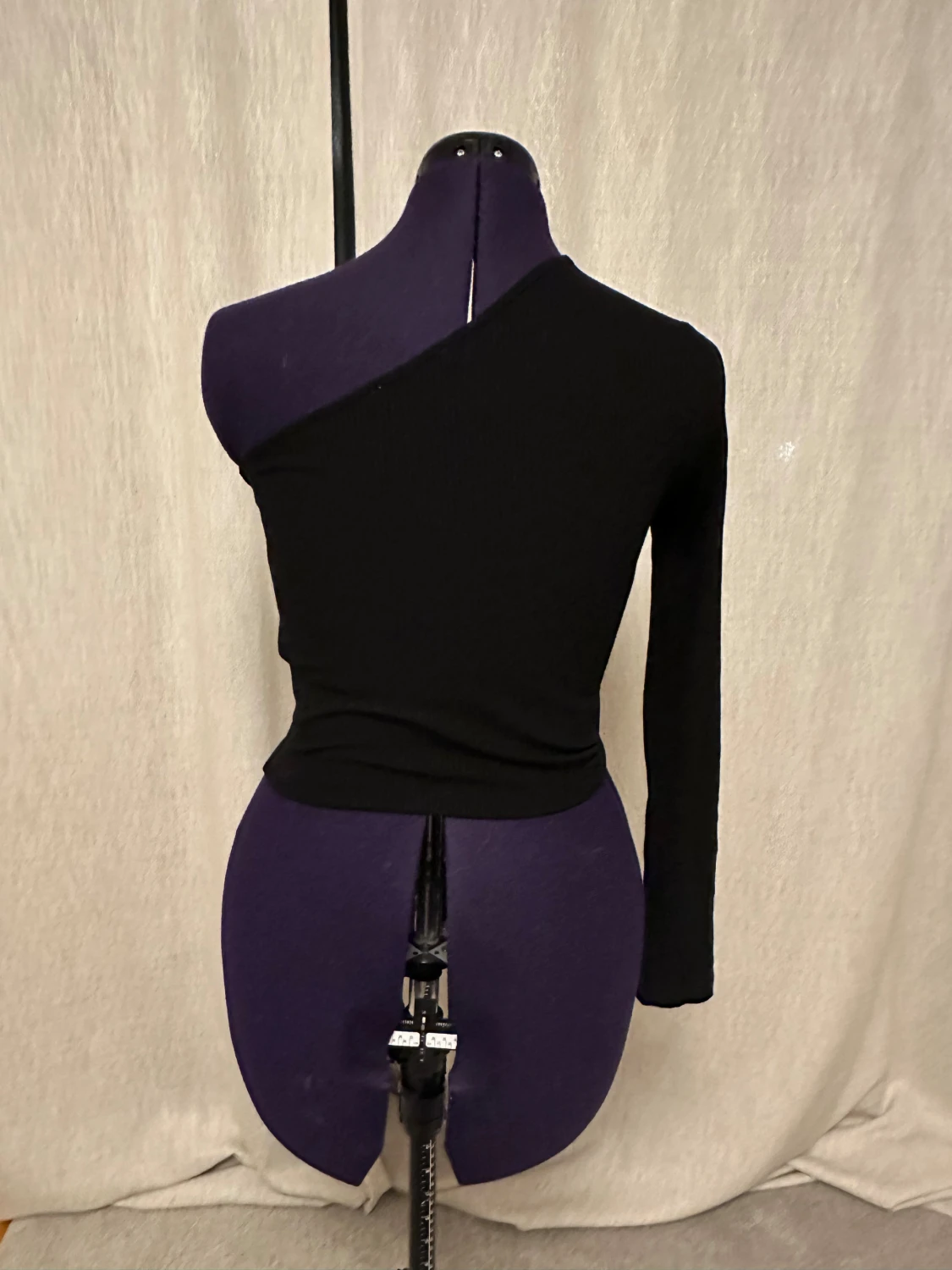 Svart oneshoulder topp från NA-KD - 1