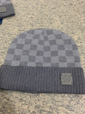 L och V mössa - Väldigt populär mössa under vintern pågrund av den vackra modell och dens extrem varma material, perfekt för dig som vill vara stillig och varm under vintern passa på!! Taggar finns fortfarande på glömde ta bild hör av er för bevis 