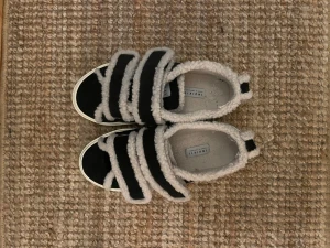  inuikki sneakers  - Populära jättefina inukki sneakers. Använt nån gång. Säljer de billigast av alla jag sett. Kan sälja för 1800 om nån köper idag. 