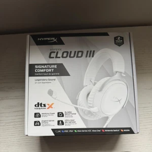 HyperX Cloud III - HyperX Cloud III gaming headset i vitt, nytt i originalförpackning. Utrustad med memory foam, hållbar metallram, vinklade 53mm drivers och ultra-clear mikrofon. Kompatibel med PC, PS5, Xbox, Nintendo Switch och mobil. Inga synliga defekter eller slitage, Helt nya. Priset är inte hugget i sten.
