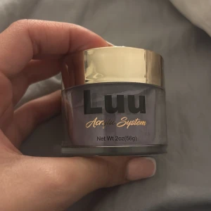 Luu Acrylic System lila akrylpulver - Lila akrylpulver från Luu Acrylic System, perfekt för att skapa ombre-effekter och blanda färger på naglar. Kommer i en rund burk med guldlock, innehåller 56g. Pulvret är färdigblandat med pigment och tillverkat i Sverige. (Använt en gång på ett test finger) säljer denna produkt för att jag gillar att arbeta med gelé ist. 