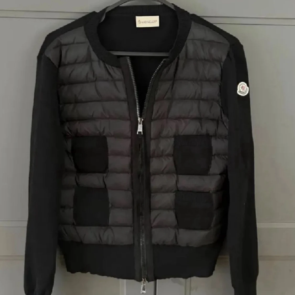 Svart Moncler pufferjacka med stickade ärmar