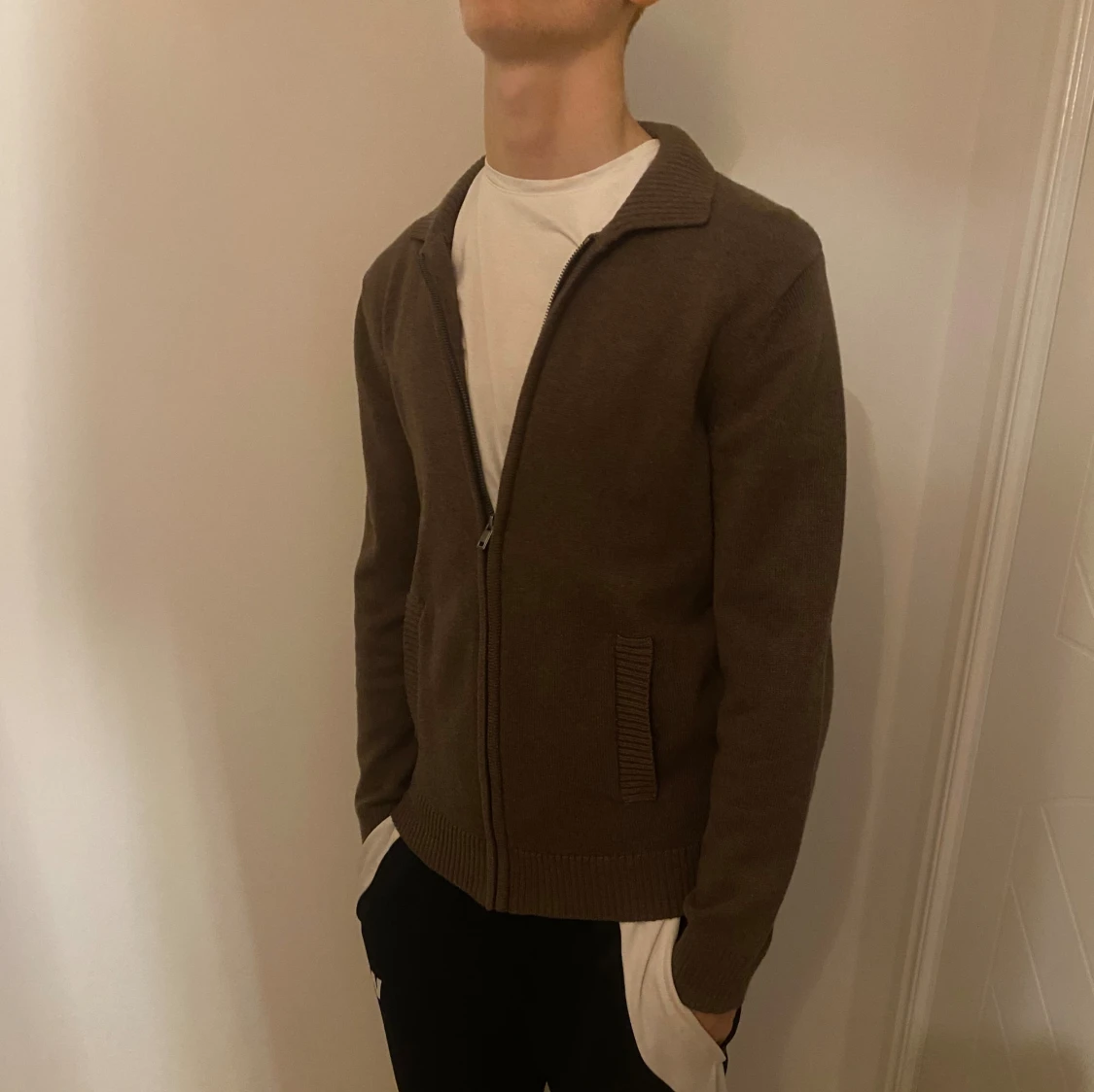 En brun stickad kofta 