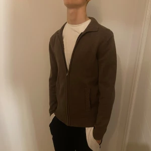 En brun stickad kofta  - Säljer nu min feta bruna stickade kofta ifrån dressman. Skicket på koftan är 9/10 skick och den är använd 2 gånger. Storleken på tröjan är S. Perfekt nu till vintern!