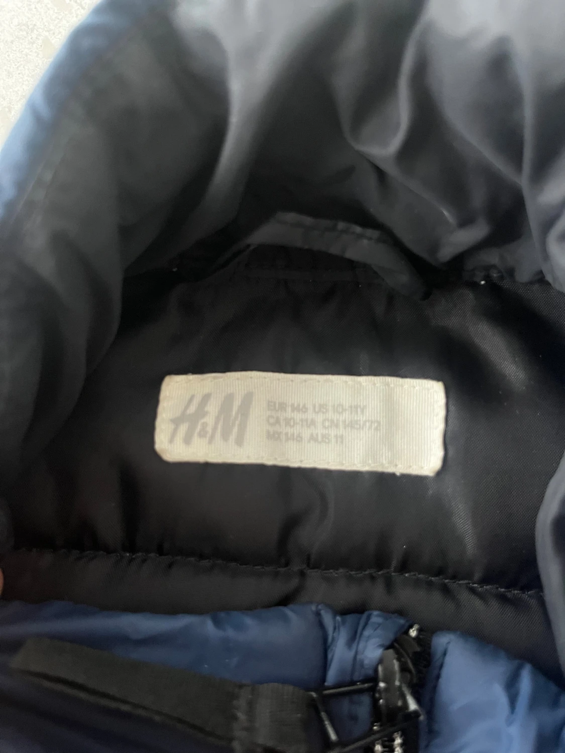 Blå pufferjacka från H&M i storlek 146 - 2