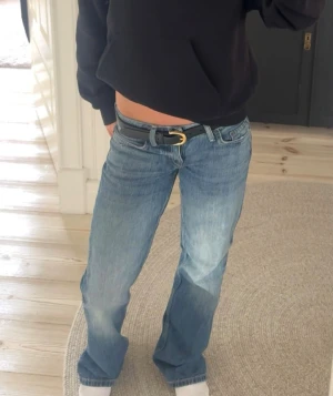 Blå raka jeans  - Säljer ett par klassiska blå jeans med rak passform och låg midja. 