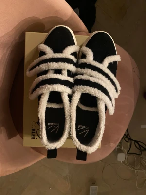 Vinter sneakers ❣️ - Unika fina vinter sneakers som är perfekt för vintern, orginalpriset är 1399, skorna liknar de från inukii! ❣️köptes för en månad sen och endast testade, säljer för de är lite för stora. Boxen är kvar, ej kvitto.