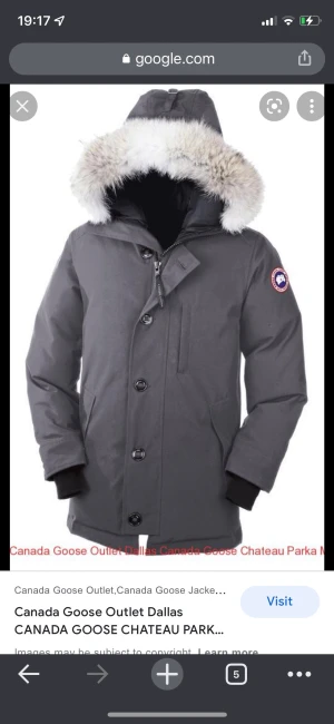 Grå Canada Goose parkajacka med päls - Säljer en stilren grå parkajacka från Canada Goose med pälsdetaljer på huvan. Jackan har både dragkedja och knappar framtill samt praktiska fickor. Nypris 17.700 kr. Perfekt för kalla dagar. Har även en avtagbar päls som jag tagit väl hand om. Självklart äkta. Först till kvarn! Kom med bud priset är ej hugget i sten