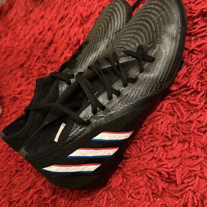   Adidas fotbollsskor  -  Säljer ett par Adidas fotbollsskor storlek 43 