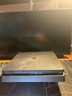 PlayStation 4 med LEGO Star Wars & LEGO Batman 3 - Säljer en PlayStation 4 med två populära spel: LEGO Star Wars The Force Awakens och LEGO Batman 3 Beyond Gotham. Konsolen och spelen är i gott skick, med endast mindre yttre slitage. Perfekt för familjen eller LEGO-fans!