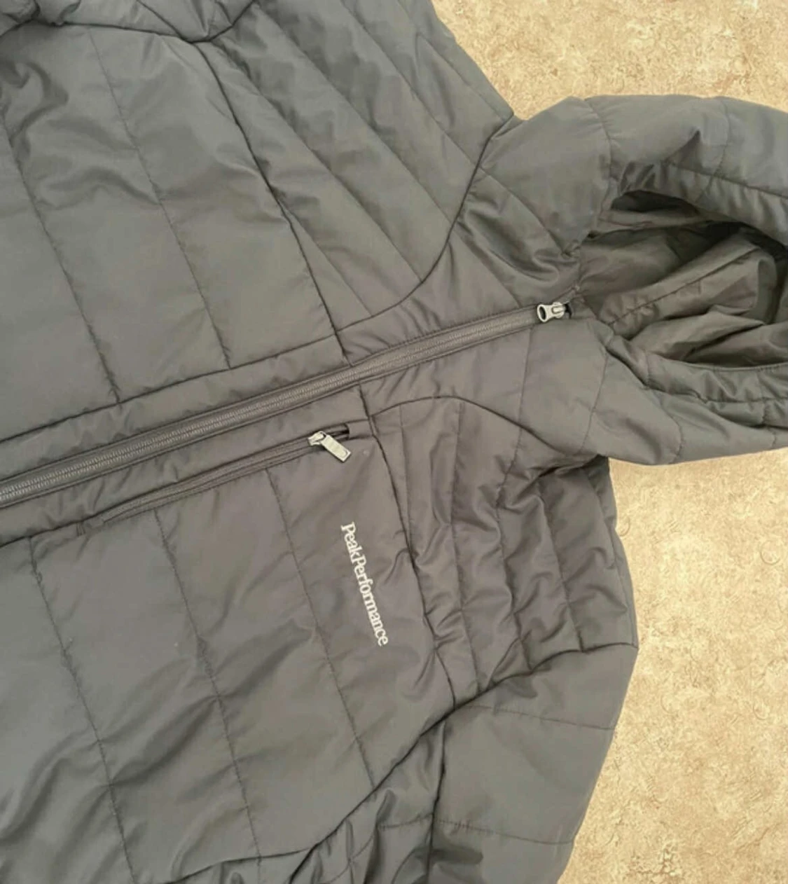 Svart quiltad Peak Performance jacka - 2