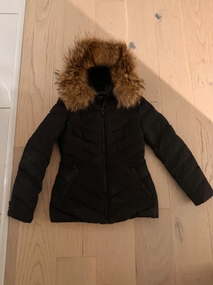 Vinter jacka Hollie’s  - Storlek 36 knappt använd i mkt fint skick . Går in i midjan för en snygg passform .  