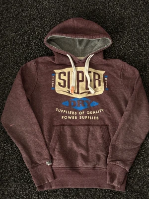 Superdry hoodie - Säljer nu denna supereftertraktade superdry -hoodien! Skicket är 7/10 – välvårdad och bra skick. Perfekt plagg nu i säsong och väldigt populär, så först till kvarn — den här kommer gå snabbt!