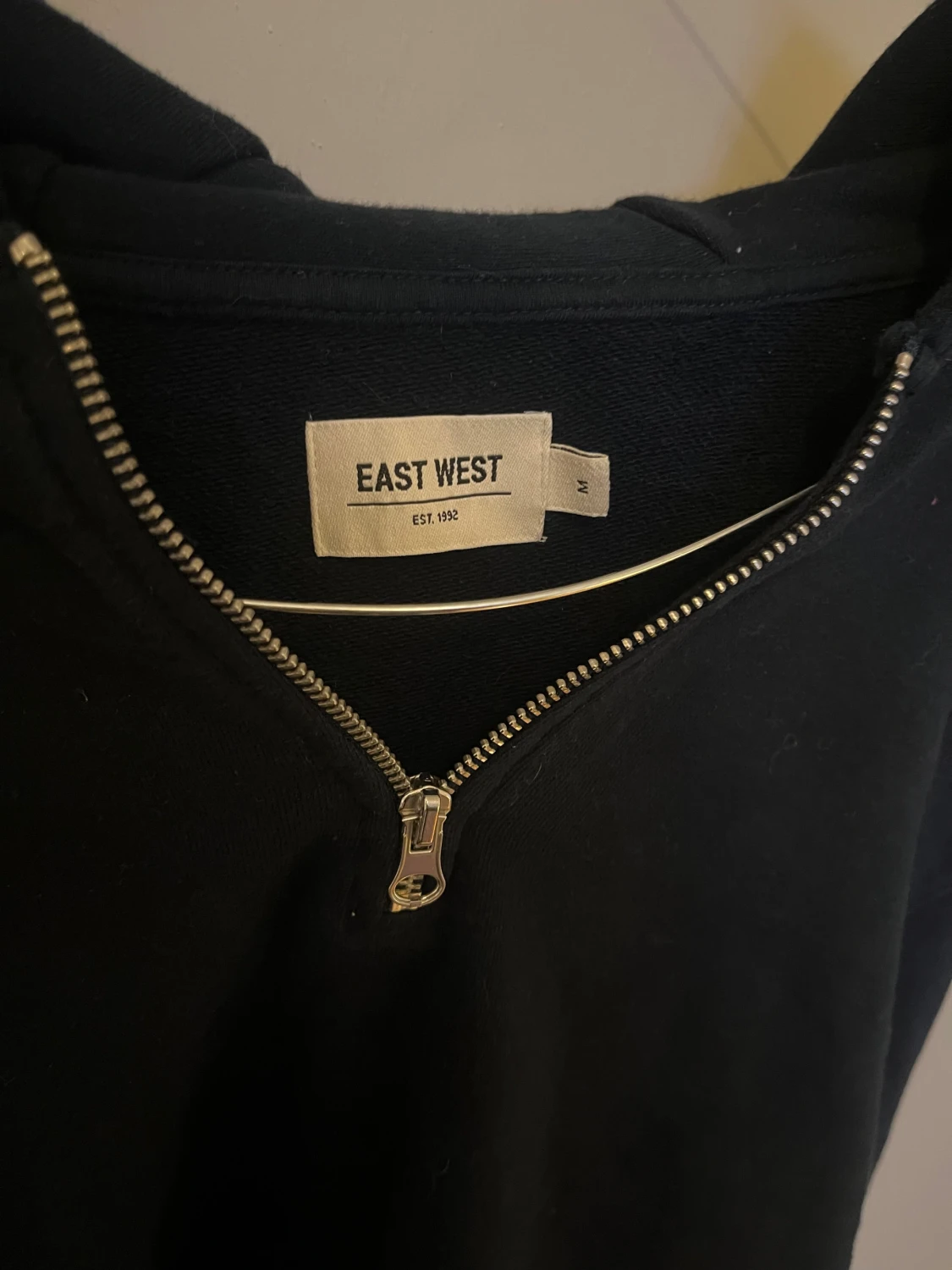 Svart hoodie med half zip från East West - 1