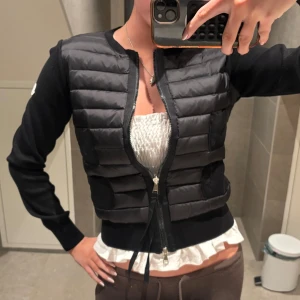 Moncler cardigan - Knappt använd då den inte passar min stil längre, pris går att diskutera!❣️