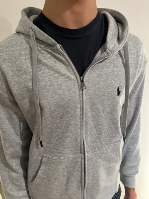 Grå Ralph lauren hoodie - Säljer denna grå Ralph lauren hoodien. Storlek M. Skick 9/10. Kan gå ner i pris vid snabb affär. Skriv vid frågor!