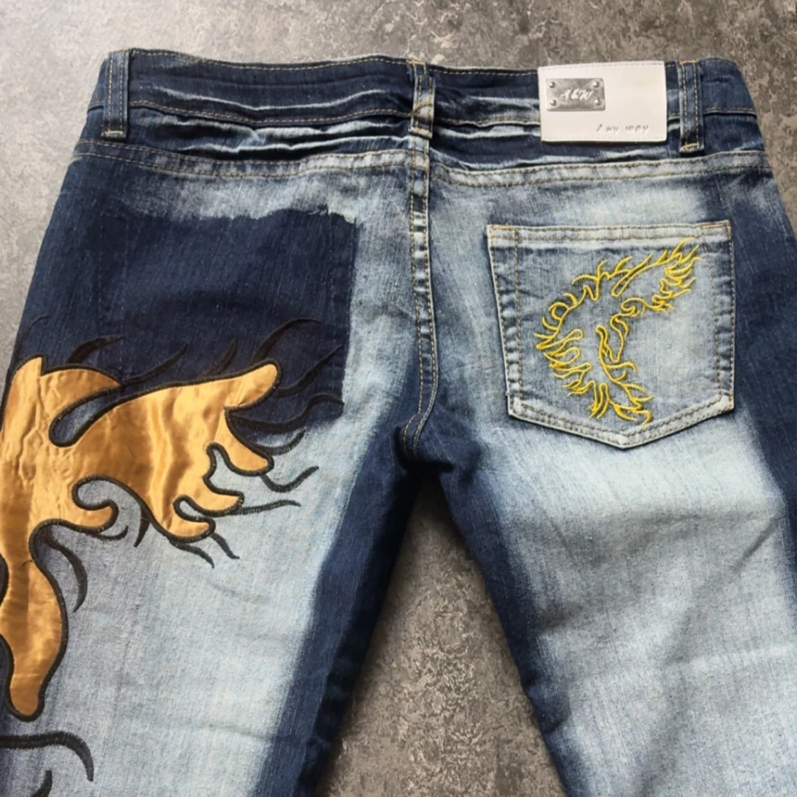 A pair of low waisted printed 2000s jeans S/M - 4