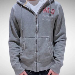 Hoodie  Hollister  - Tvärrrfet hoodie från hollister i stl M. Asfeta vintage slitningar som är fabriksgjorda. Dm.a för fler bilder och mått :). Lämna också gärna ett prisförslag så kommer vi överens om nåt vetja 😉 Modellen på bilden är 185, väger 75 kg ish