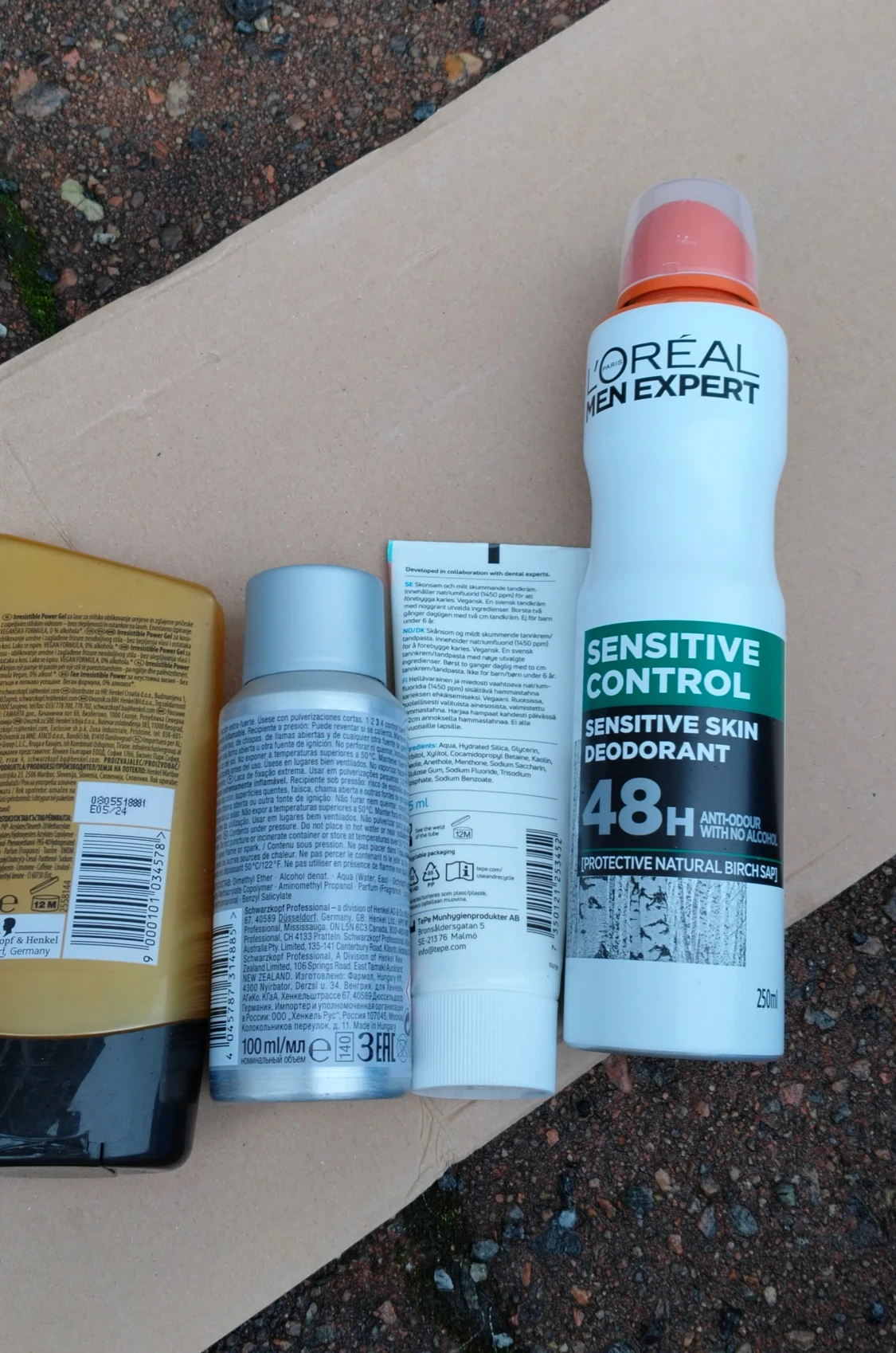 Ett set med diverse skönhetsprodukter för män. - 5