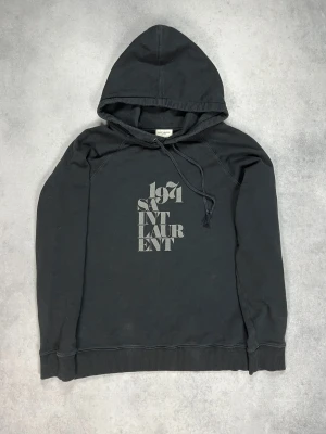 Saint Laurent hoddie - – Condition: 9/10  – Retail price: 6000 + SEK  The model is 185 cm tall  This hoodie sits like S/M