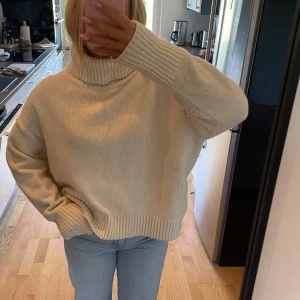 Beige stickad polotröja - Oversized passform 