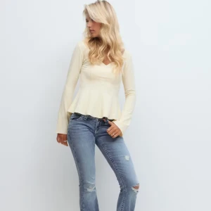 sparkle low waist flare jeans - Snygga ljusblå bootcut jeans med slitningar på benen och broderade detaljer på bakfickorna. Populära slutsålda jeans från gina young. Säljer då de tyvärr inte passade, hellt nya och oanvända. 