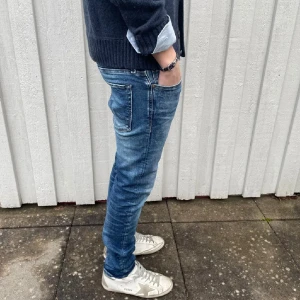 "Säljer ett par riktigt snygga jeans från Jack & Jones” - "Säljer ett par riktigt snygga jeans från Jack & Jones, modell Slim/Glenn. Jeansen är i mycket fint skick och knappt använda. Storlek W28/L32. Har du några frågor eller vill veta mer – tveka inte att höra av dig! 🙌🙌😊"
