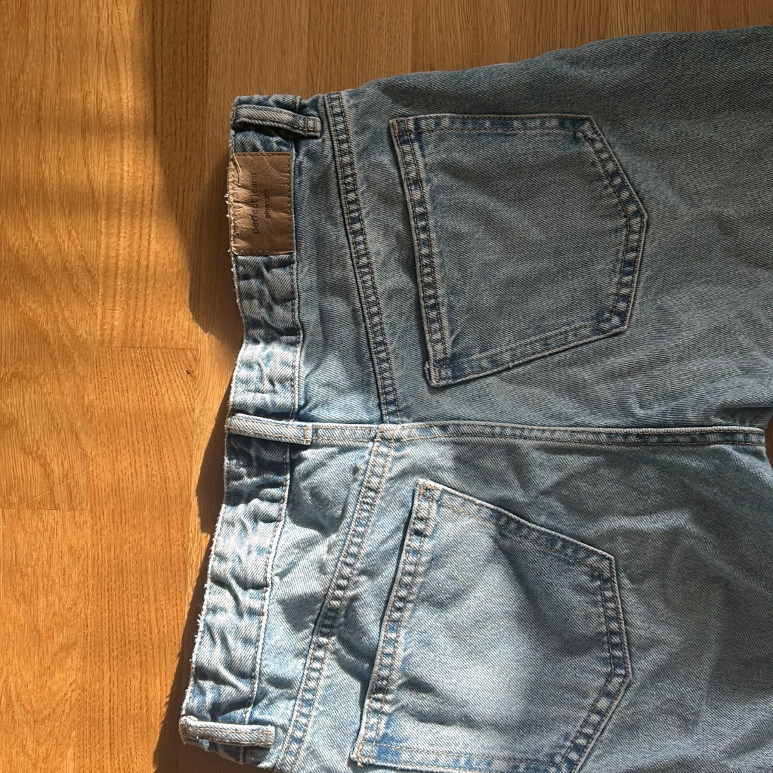 Ljusblå raka jeans från Perfect Jeans Gina Tricot  - 3