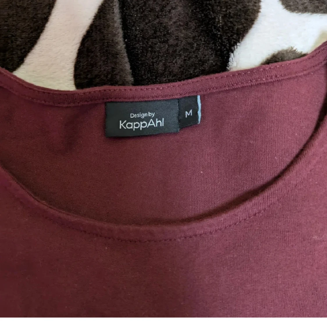 Vinröd topp med puffärmar från KappAhl - 3