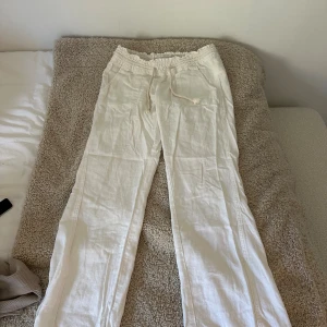Vita linnebyxor från Roxy med snörning - Snygga vita linnebyxor från Roxy med elastisk midja och snörning. Perfekta linnebyxor, populära. För korta för mig så säljer. Tar frakt